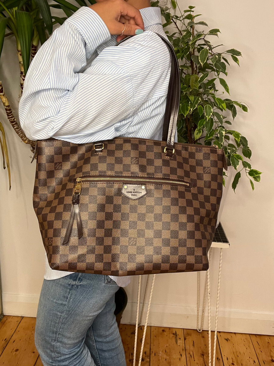 Louis vuitton iena mm best sale damier azur