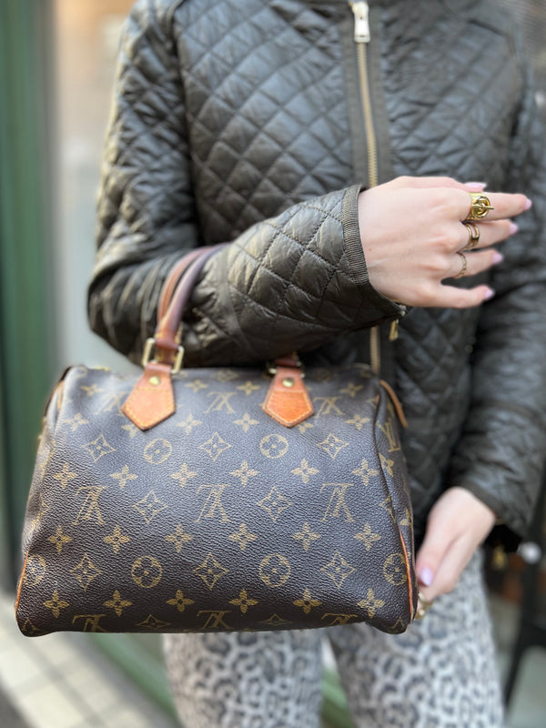 Louis Vuitton Size 25 Monogram Handbag